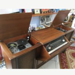 Πικ απ vintage για δίσκους βινυλίου Ραδιόφωνο LOEWE OPTA Μπομπινόφωνο SANYO .83μ Χ.42μ  Χ 1,65μ *Εχει και μπομπίνα με μουσική ροκ 60'ς