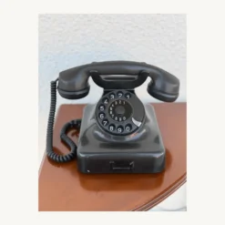 vintage τηλέφωνο γραφείου με καντράν χρονολογίας 1960