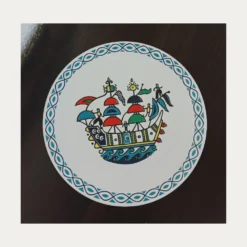 vintage πιάτο Κεραμικός, φιλοτεχνημένο με ένα παραδοσιακό, πολύχρωμο μοτίβο λαϊκής ζωγραφικής.που απεικονίζει ένα ιστιοφόρο καράβι