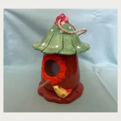 Κεραμικό Πασχαλινό Σπιτάκι "Birdhouse". Διακοσμητικό σε έντονα χρώματα, πράσινη οροφή και ένα μικρό κίτρινο πουλάκι στην είσοδο.