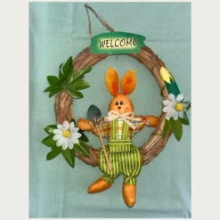 Πασχαλινό στεφανάκι . Λαγός-κηπουρός με πράσινη ριγέ στολή και ένα μικρό φτυάρι.