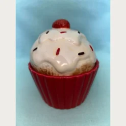 Πορσελάνινο διακοσμητικό σε σχήμα cup cake με λευκό γλάσο και χρωματιστή τρούφα. σε κόκκινη βάση