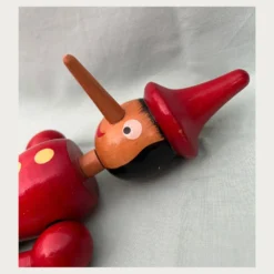 Vintage Πινόκιο που είναι κατασκευασμένο εξ ολοκλήρου από ξύλο, με κινητά μέλη στα χέρια και τα πόδια.