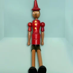 Vintage Πινόκιο που είναι κατασκευασμένο εξ ολοκλήρου από ξύλο, με κινητά μέλη στα χέρια και τα πόδια.