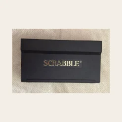 Επιτραπέζιο παιχνίδι Scrabble Travel Edition σε μαύρη κασετίνα με πτυσσόμενο ταμπλό και πλαστικά πλακίδια