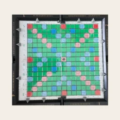 Συλλεκτικό επιτραπέζιο παιχνίδι Scrabble Travel Edition με πτυσσόμενο ταμπλό. Ανακαλύψτε το! Μια νέα ιστορία ξεκινάει στη Mary Rose!