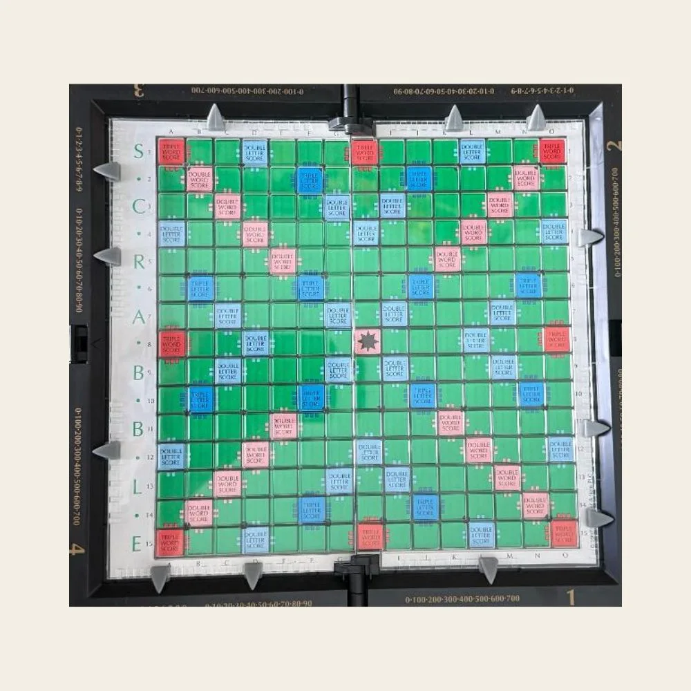 Συλλεκτικό επιτραπέζιο παιχνίδι Scrabble Travel Edition με πτυσσόμενο ταμπλό. Ανακαλύψτε το! Μια νέα ιστορία ξεκινάει στη Mary Rose!
